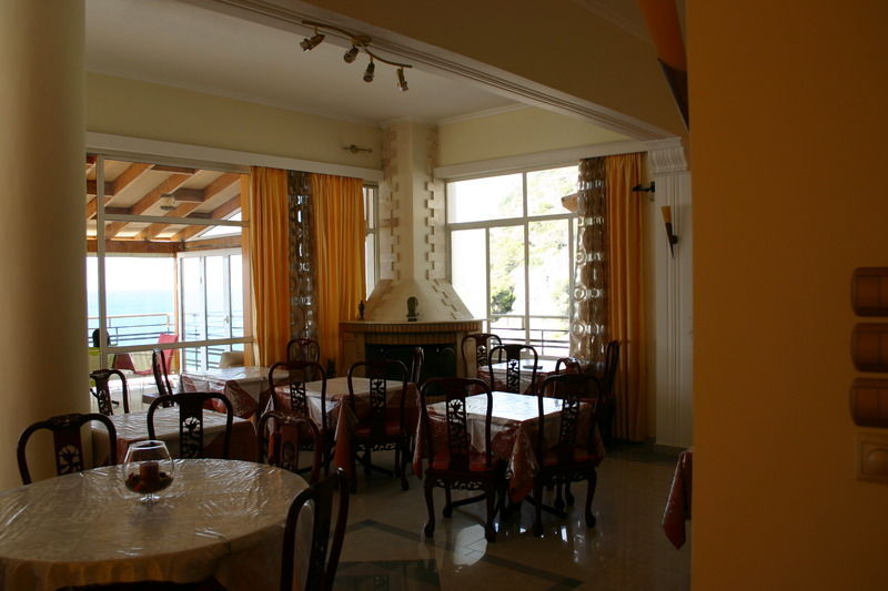 Petit Palais Hotel Loutraki  Exterior photo