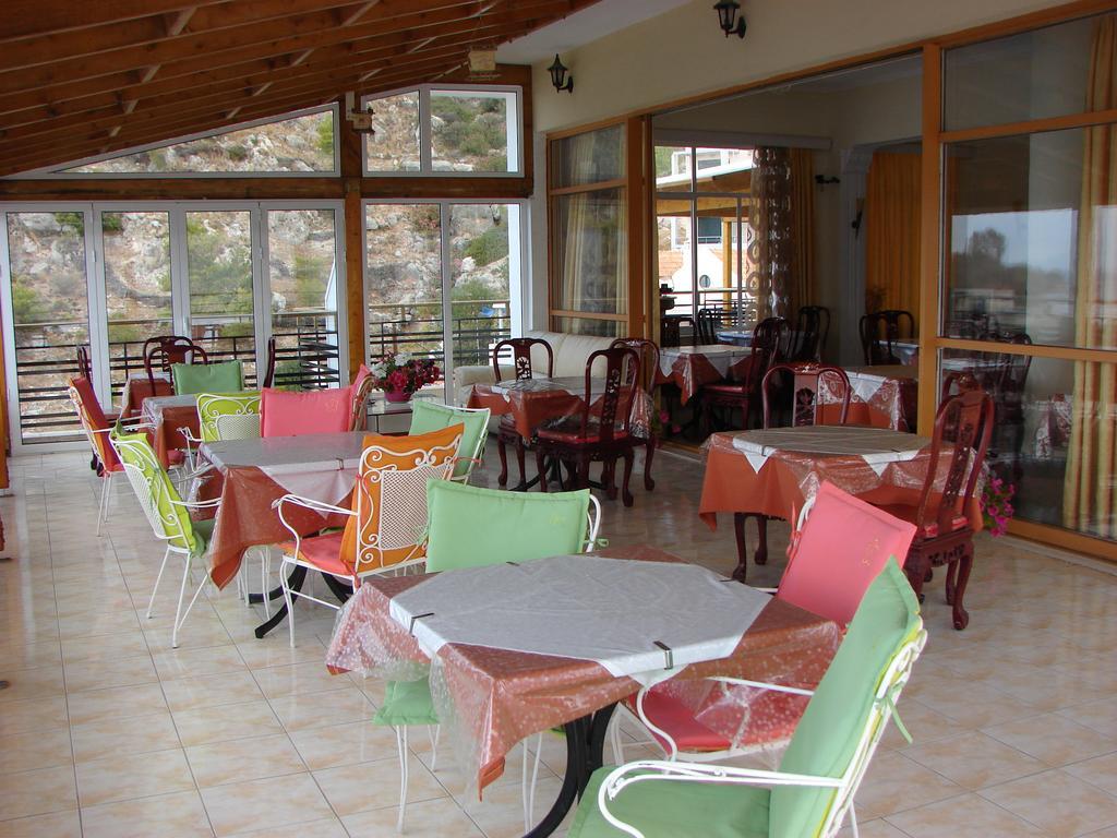 Petit Palais Hotel Loutraki  Exterior photo